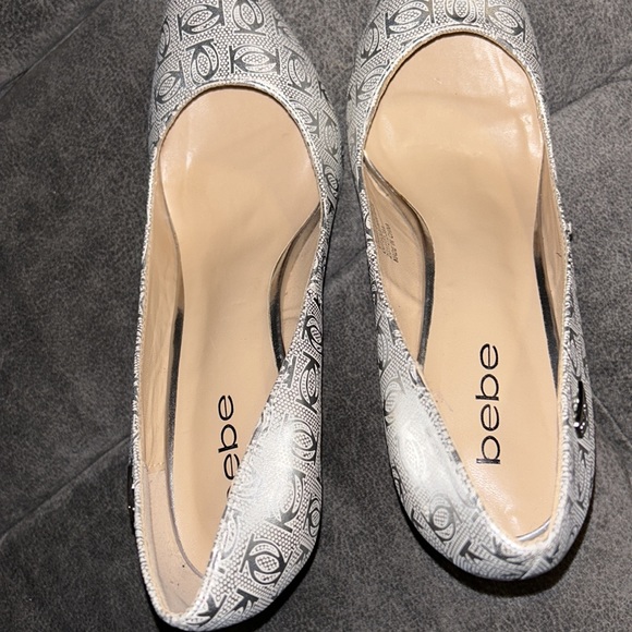 🌻 Gorgeous Silver Pumps 🛍️ bebe 💕 Festive 🛍️ Size 8 - Picture 5 of 12